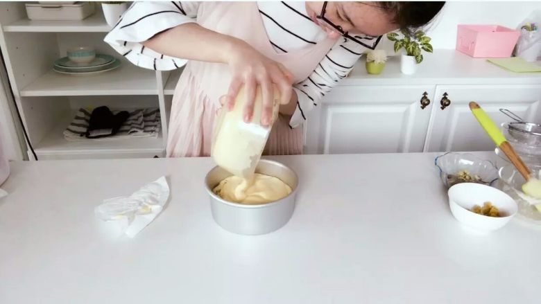 宝宝辅食:栗子红薯海绵蛋糕—加强版“海绵宝宝”来啦!12M+,接着倒入剩下的所有海绵蛋糕糊。