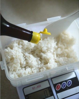 海草寿司,蒸好的米饭晾至不烫手,640克左右米饭拌大约40毫升<a style='color:red;display:inline-block;' href='/shicai/ 4734'>寿司醋</a>。