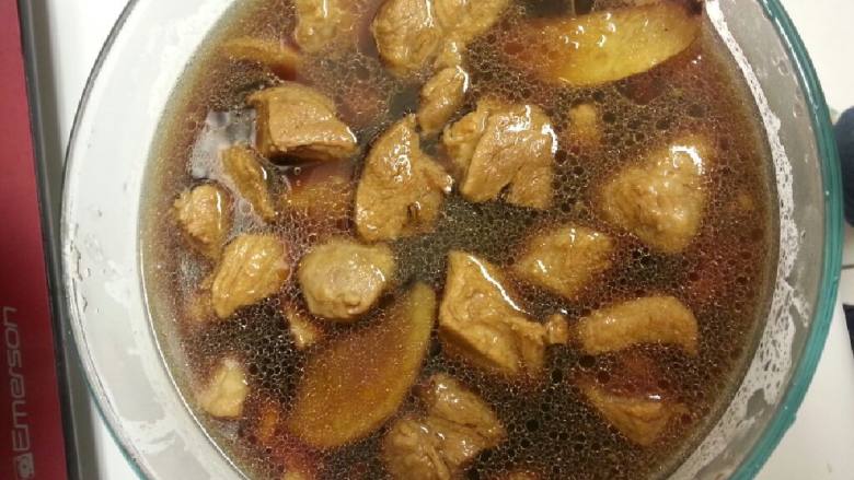 外婆家的红烧肉~,用筷子一扎就通,或者自己尝一下,熟透了即可揭开锅盖,改大火稍微收汤。(喜欢带汤的也可不收)