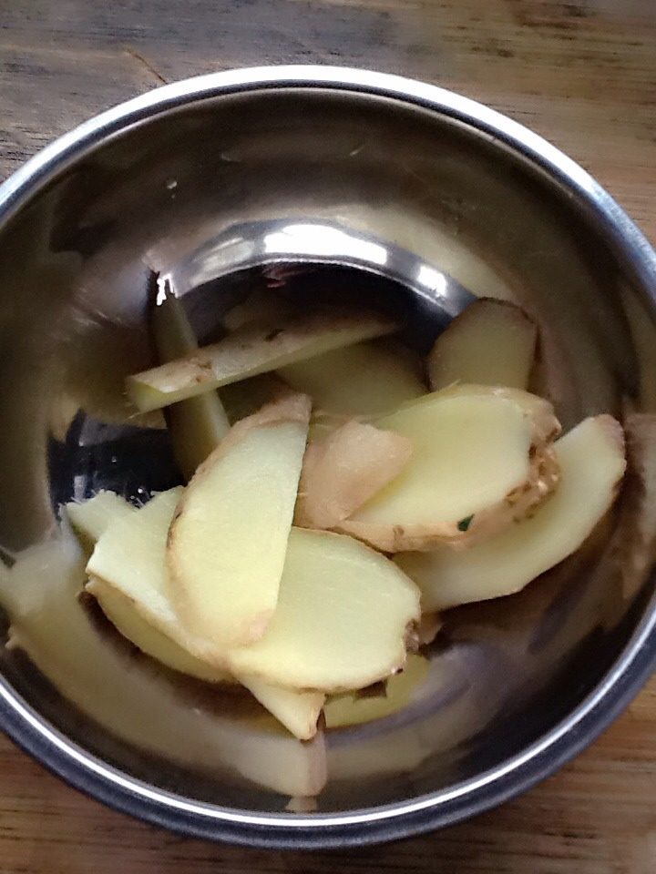 辣花蛤,<a style='color:red;display:inline-block;' href='/shicai/ 37'>姜</a>切片