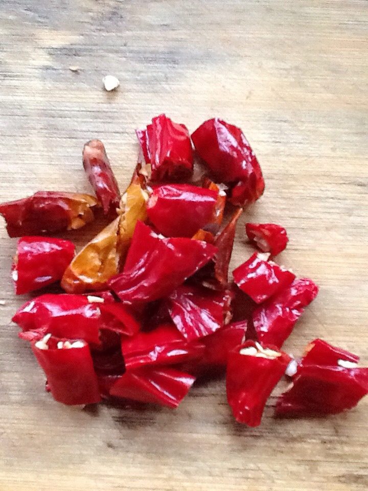 辣花蛤,如图<a style='color:red;display:inline-block;' href='/shicai/ 86474'>干辣椒</a>切段