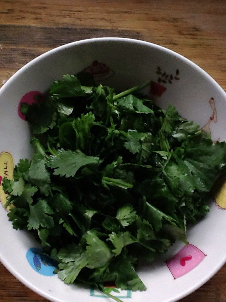 辣花蛤,如图<a style='color:red;display:inline-block;' href='/shicai/ 131'>香菜</a>切段