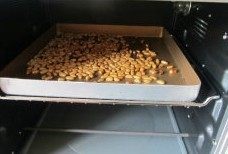 秋意浓,坚果香----松子饼干,放入预热180度的烤箱中烘烤5分钟, 表面微黄;