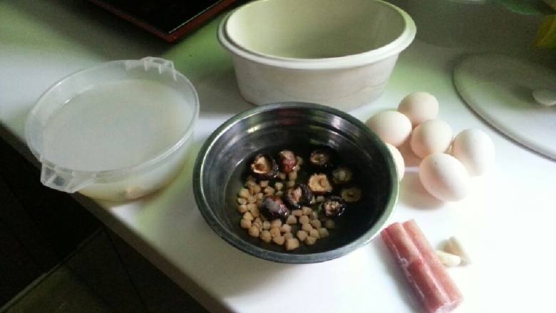 花蛤炖蛋,<a style='color:red;display:inline-block;' href='/shicai/ 1816'>花蛤</a>洗净煮开，汤水凉凉用做炖蛋的水