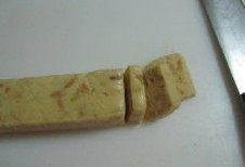 秋意浓,坚果香----松子饼干,再从冰箱中拿出来后切成0.5厘米同样厚度的片;