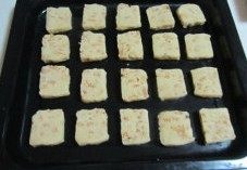 秋意浓,坚果香----松子饼干,均匀的放入烤盘中, 注意留出空隙;