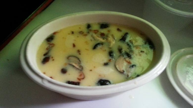 花蛤炖蛋,<a style='color:red;display:inline-block;' href='/shicai/ 197'>瑶柱</a>，<a style='color:red;display:inline-block;' href='/shicai/ 230'>香菇</a>泡开剪成细条