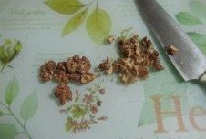 私人订制----核桃酥,将烤好的核桃切成小粒;