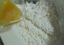 口感不俗的“黄金豆沙一口酥”,分三次加入混合好的鸡蛋液加入高筋面粉中;