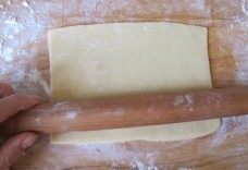口感不俗的“黄金豆沙一口酥”, 1小时后取出放在案板上,用擀面杖擀成长方形皮;