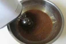 咖啡好搭档--意式葡萄干杏仁脆饼,用电动搅拌器打至全发;