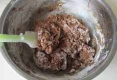 咖啡好搭档--意式葡萄干杏仁脆饼, 搅拌均匀;