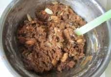 咖啡好搭档--意式葡萄干杏仁脆饼,搅匀成面团;