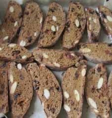 咖啡好搭档--意式葡萄干杏仁脆饼,在一片一片平放在烤盘上, 再入烤箱中, 160度,中层,继续烤10分钟, 烤干即可。