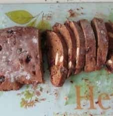 咖啡好搭档--意式葡萄干杏仁脆饼,出炉待冷后,切成片状;