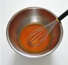 香草布丁,把<a style='color:red;display:inline-block;' href='/shicai/ 15'>蛋黄</a>轻轻搅散,不要打发,避免搅入空气。