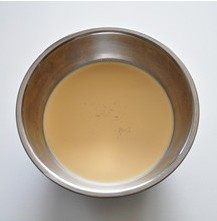 香草布丁,把蛋奶液过滤两次,待其冷却后密封冷藏2小时以上。