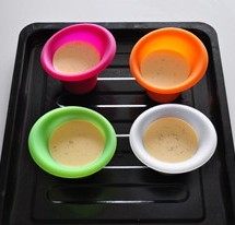 香草布丁,预热烤箱150度。把蛋奶液均匀分装入模。烤盘内注入热水,烘烤约50分钟直至布丁凝固,摇晃时表面还能轻颤即可。