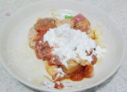 蜜瓜鸡球,将鸡腿肉切成小块后加入<a style='color:red;display:inline-block;' href='/shicai/ 813'>鸡粉</a> 盐 淀粉搅拌均匀,腌制10分钟