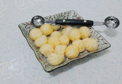 蜜瓜鸡球,<a style='color:red;display:inline-block;' href='/shicai/ 616'>哈密瓜</a>用挖球器,挖出蜜瓜球