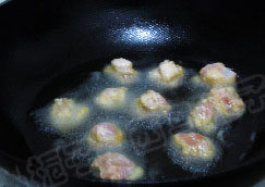 蜜瓜鸡球,锅中放入油,下入沾满淀粉的鸡肉块