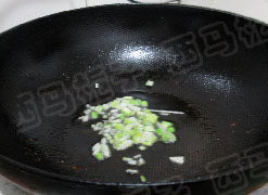 蜜瓜鸡球,锅中留底油,爆香葱碎