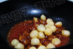 蜜瓜鸡球,翻炒至汤汁粘稠后倒入哈密瓜球,快速翻炒均匀即可