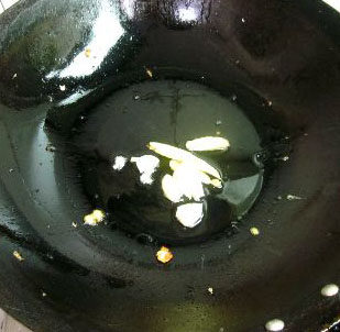 酸笋鸭,锅内加入一点点油,放入姜片和蒜片爆香