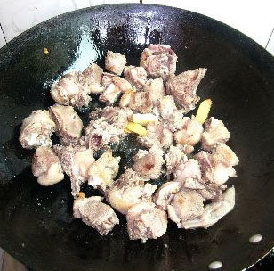 酸笋鸭,再放入鸭块中火煸出鸭油,鸭肉表面微金黄