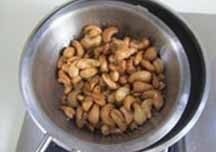 自制健康小零食--芝麻腰果,将腰果捞出来控油;
