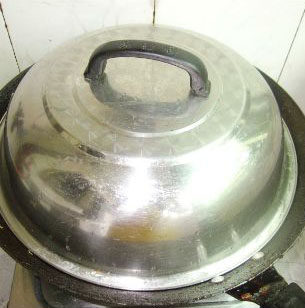 酸笋鸭,再加入完全没过鸭肉的水,再调入一勺的<a style='color:red;display:inline-block;' href='/shicai/ 10588'>糖</a>,大火烧开后转中小炎焖15分钟。