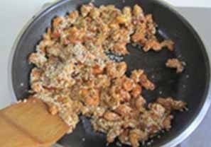自制健康小零食--芝麻腰果,继续翻炒直至腰果均匀的粘满芝麻;