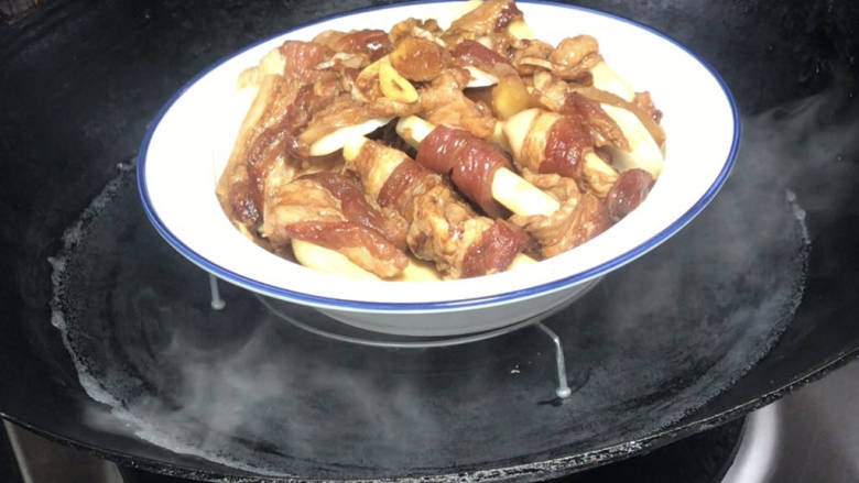 芋头蒸五花肉,放入开水锅中,上汽后转中火,蒸30分钟
