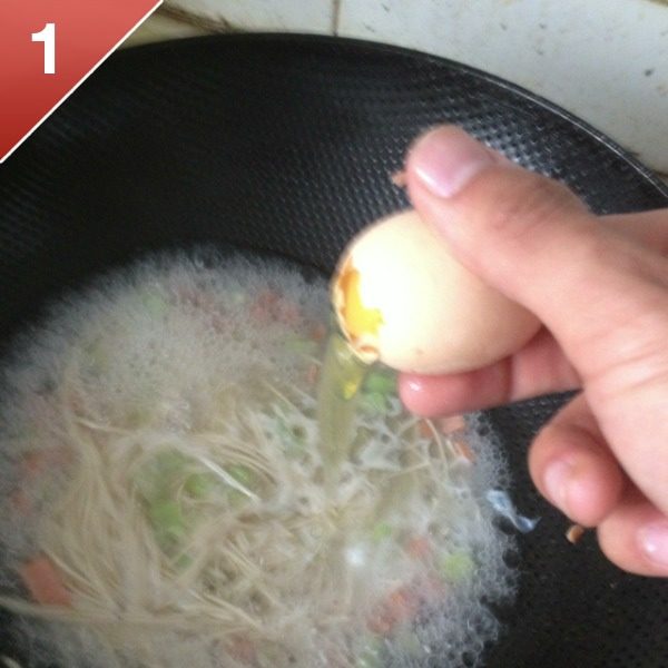 (婴儿)早餐:丝瓜鸡蛋火腿面,如图