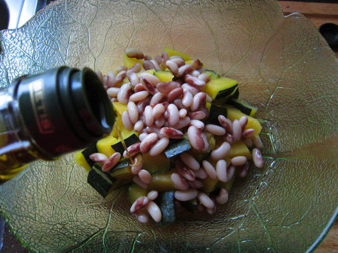 南瓜花豆沙拉,加入<a style='color:red;display:inline-block;' href='/shicai/ 851'>橄榄油</a>，拌匀