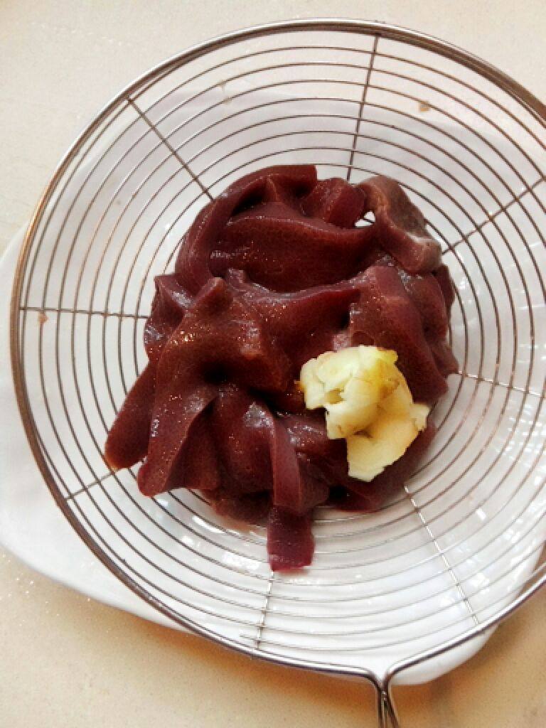 猪肝炒洋葱,<a style='color:red;display:inline-block;' href='/shicai/ 419'>猪肝</a>洗净，切薄片