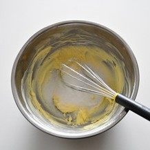 杏脯蛋白磅蛋糕 ,把软化黄油搅拌均匀顺滑。然后往里加入80克<a style='color:red;display:inline-block;' href='/shicai/ 3729'>白糖</a>,用蛋抽搅打至颜色发白,呈羽毛状。