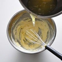 杏脯蛋白磅蛋糕 ,分三次往里拌入50克蛋白,每次都用蛋抽搅打均匀。