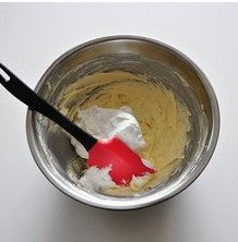 杏脯蛋白磅蛋糕 ,剩下的105克蛋白与40克白糖用于制作蛋白霜:在蛋白中加入几滴柠檬汁,然后用电动打蛋器打至粗鱼眼泡 状,往里加入三分之一的白糖。继续搅打至蛋白泡沫变得洁白细腻,再往里加入三分之一的糖。再打至蛋白出 现明显纹路时倒入剩余的糖,打至提起打蛋器,蛋白能拉起一个弯曲的角即为中性发泡状态。
