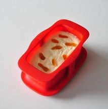 杏脯蛋白磅蛋糕 ,预热烤箱170度。把面糊均匀填入模中,抹平表面。烘烤约50分钟,或者用干净的竹签插入,抽出并无带出面糊 即可。
