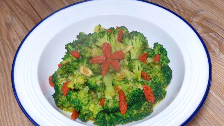 蚝油西兰花,出锅装入盘中,摆入枸杞