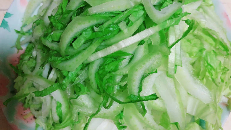 素炒白菜,准备好<a style='color:red;display:inline-block;' href='/shicai/ 114'>白菜</a>,根部切丝儿备用。