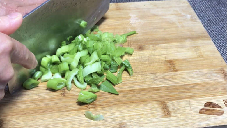 西兰花火腿炒豆渣,蔬菜洗净后,切碎备用