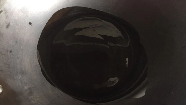 青菜炒粉条,热锅倒油