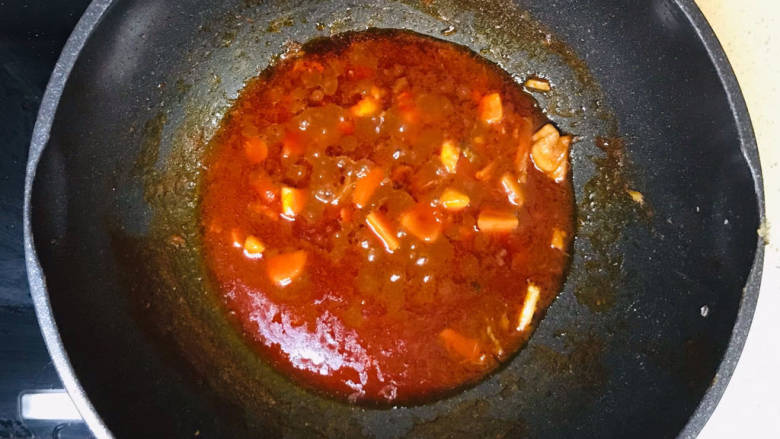 茄汁黄鱼,将黄鱼装盘后,留下茄汁,慢火收至浓郁