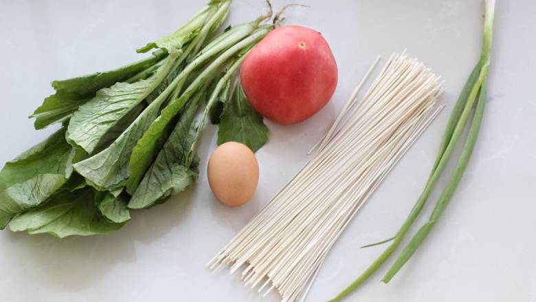 青菜鸡蛋面,准备好所需食材。