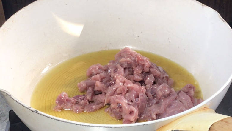 芹菜木耳炒肉丝,起锅热油,放入肉丝,炒至变色