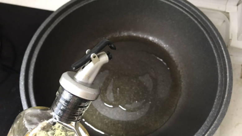 牛肉锅贴,锅中烧油;