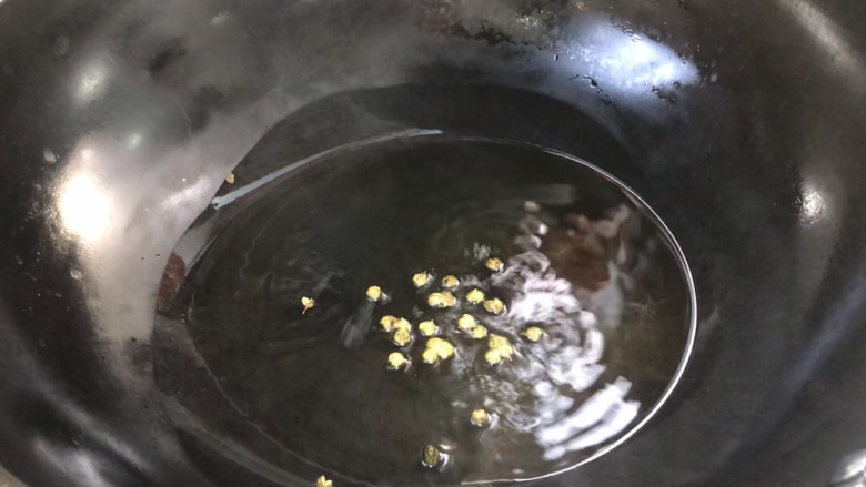 麻辣红菜苔,起锅热油,放入青花椒粒,小火炒香