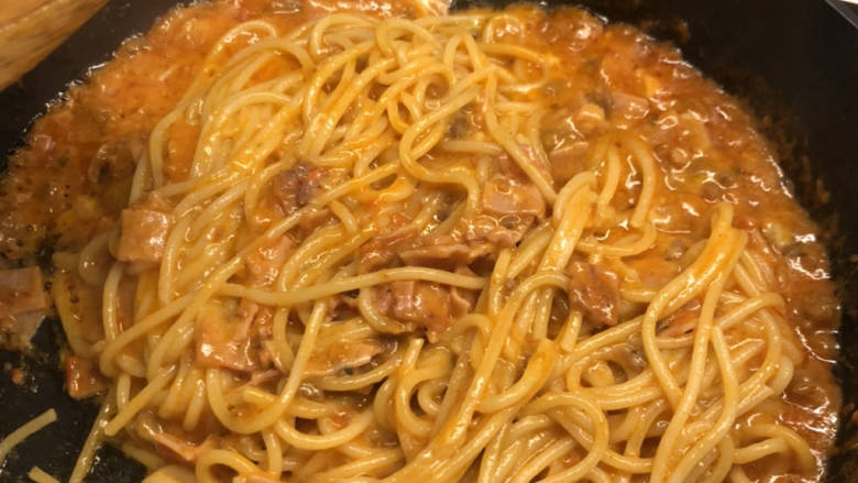 牛肉火腿意大利面🍝,芝士融化后,可以倒入煮好的意面,小心翻炒均匀,使每一根意面裹上浓郁的酱汁。加入盐和黑胡椒,小心翻炒均匀。这样就可以装盘开吃啦。